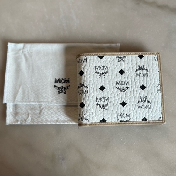 New MCM men’s white Bifold Wallet In Visetos Original monogram - Picture 1 of 11